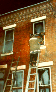 Lloyd Birdsong rescues people from a burning house, photo 4