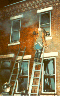 Lloyd Birdsong rescues people from a burning house, photo 5