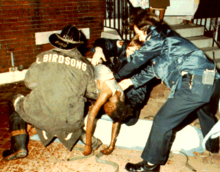 Lloyd Birdsong rescues people from a burning house, photo 6