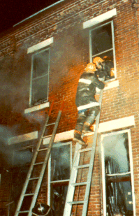 Lloyd Birdsong rescues people from a burning house, photo 7