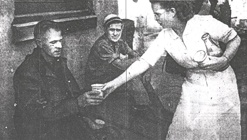 William Scholl collapses from heat at the Hollingshead fire, July 30, 1940