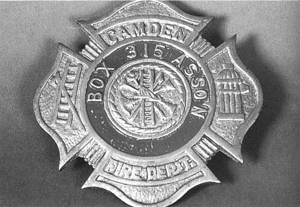 Box 315 Association automobile ornament badge