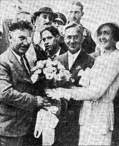 Wiley Post receiving bouquet from Miss Betty Moore at Central Airport, August 1933
