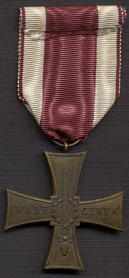Polish Cross of Valor medal, reverse