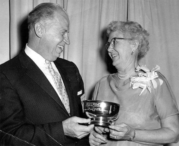 Mrs. Zula Boyd Casselman receiving the American Cancer Society of N.J. Silver Award, 1950