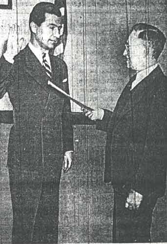 City Prosecutor Mitchell Cohen takes oath as freeholder before Howard Truax, deputy county clerk, January 5, 1940