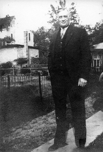 Robert Patrick Munro at 36 Church Street, early 1930s