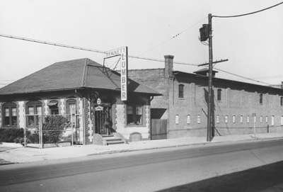 Volney G. Bennett Lumber Company office and stable, 1924–1962