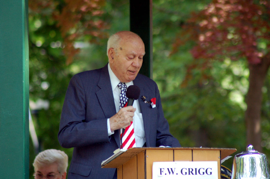 Memorial Day ceremony at Wellwood Memorial Park
