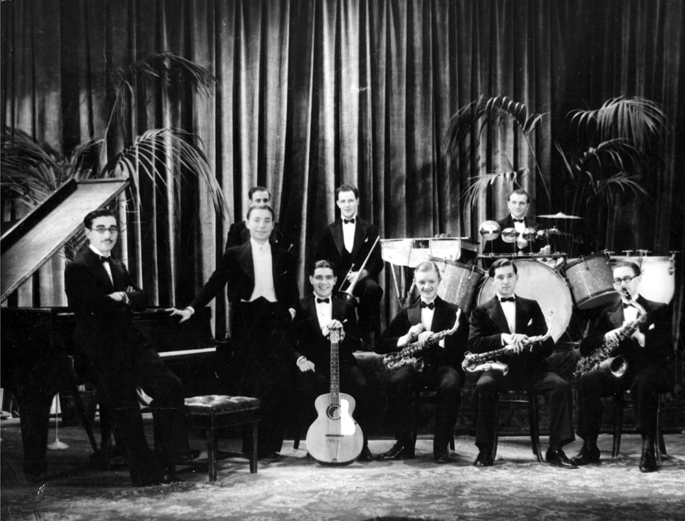 Joe Loss Orchestra, Pathe film short, 1934 — Harry Kahn on piano
