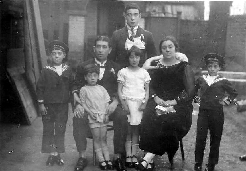 Harry Kahn standing behind his parents and siblings, mid-1920s